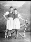 Ripresa in studio. Ritratto di gruppo di due donne. Informazioni nel registro (nr. 4): Gasser Anna