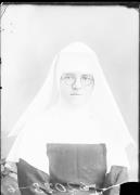 Ripresa in studio. Ritratto di una donna. Informazioni nel registro (nr. 4): Schw. Jori Maria Augusta