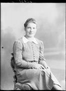 Ripresa in studio. Ritratto di una donna. Informazioni nel registro (nr. 4): Puntaier Johanna