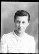 Ripresa in studio. Ritratto di una donna. Informazioni nel registro (nr. 4): Pfeifer Anna