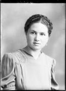 Ripresa in studio. Ritratto di una donna. Informazioni nel registro (nr. 4): Thurner Berta