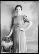 Ripresa in studio. Ritratto di una donna. Informazioni nel registro (nr. 4): Thurner Berta