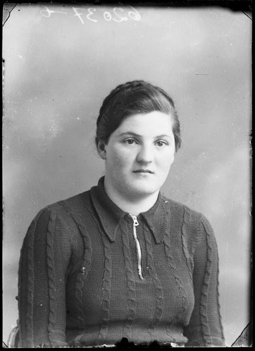 Studioaufnahme. Porträt einer Frau. Information im Register (Nr. 4): Ritsch Rosa, St. Magdalena, Fernes
