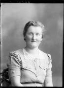 Ripresa in studio. Ritratto di una donna. Informazioni nel registro (nr. 4): Ursch Gina