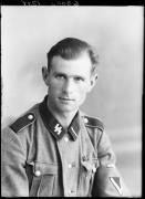 Ripresa in studio. Ritratto di un uomo in divisa della SS. Informazioni nel registro (nr. 5): Köfler Engelbert