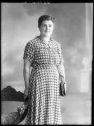 Ripresa in studio. Ritratto di una donna. Informazioni nel registro (nr. 5): Pfeifer Maria, Spechter in Novalevante