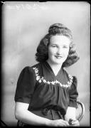 Ripresa in studio. Ritratto di una donna. Informazioni nel registro (nr. 5): Moser Maria