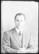 Ripresa in studio. Ritratto di un uomo. Informazioni nel registro (nr. 5): Buonaspina Giuseppe