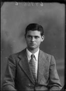 Ripresa in studio. Ritratto di un uomo. Informazioni nel registro (nr. 5): Rudella Gino