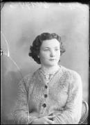 Ripresa in studio. Ritratto di una donna. Informazioni nel registro (nr. 5): Unterhaußer Hilde