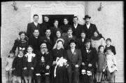 Ripresa in esterno. Ritratto di gruppo di uomini, donne e bambini. Informazioni nel registro (nr. 5): Egger Willy, Hochzeit