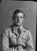 Ripresa in studio. Ritratto di un uomo in divisa. Informazioni nel registro (nr. 5): Kofler