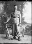 Ripresa in studio. Ritratto di un uomo in divisa. Informazioni nel registro (nr. 5): Linger Mathias, Prissian Tisens No. 20 Wildhof