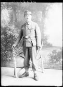 Ripresa in studio. Ritratto di un uomo in divisa. Informazioni nel registro (nr. 5): Locher Alois