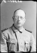 Ripresa in studio. Ritratto di un uomo in divisa. Informazioni nel registro (nr. 5): Utw. Plankensteiner Johann