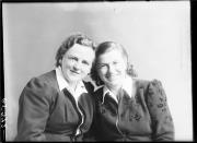 Ripresa in studio. Ritratto di gruppo di due donne. Informazioni nel registro (nr. 5): Pichler Luise und Gasser Luise