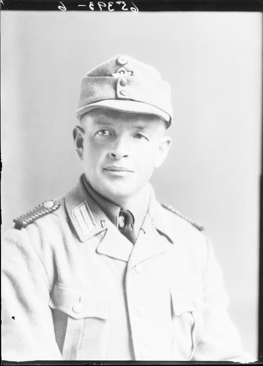 Studioaufnahme. Porträt eines Mannes in Uniform. Information im Register (Nr. 5): Demetz Ferdinand