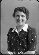 Ripresa in studio. Ritratto di una donna. Informazioni nel registro (nr. 5): Ladinser, Frau Dr.