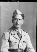 Ripresa in studio. Ritratto di un uomo in divisa. Informazioni nel registro (nr. 5): Kanonier Kuntner Heinrich, Laatsch N. 9