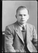 Ripresa in studio. Ritratto di un uomo. Informazioni nel registro (nr. 5): Innerhofer Anton