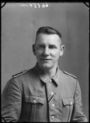 Ripresa in studio. Ritratto di un uomo in divisa. Informazioni nel registro (nr. 5): Roth Leopold