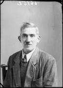 Ripresa in studio. Ritratto di un uomo. Informazioni nel registro (nr. 5): Fanton Giov., Pircherbrugg pirchersage 1, Val d'Ega