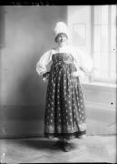 Ripresa in studio. Ritratto di una donna. Informazioni nel registro (nr. 5): Obertegger Maria