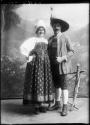 Ripresa in studio. Ritratto di gruppo di un uomo e di una donna. Informazioni nel registro (nr. 5): Plattner Alois, Ritz Deutschnofen