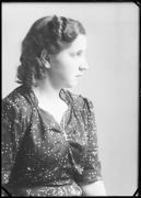 Ripresa in studio. Ritratto di una donna. Informazioni nel registro (nr. 5): Wtisaschwili Wali, profil