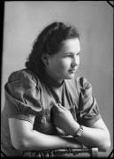 Ripresa in studio. Ritratto di una donna. Informazioni nel registro (nr. 5): Assonowa Nina