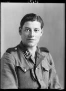 Ripresa in studio. Ritratto di un uomo in divisa. Informazioni nel registro (nr. 5): Nußbaumer Florian, Stätter Sarnthein