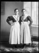 Ripresa in studio. Ritratto di gruppo di due donne. Informazioni nel registro (nr. 5):  Stuefer Gretl + Frieda