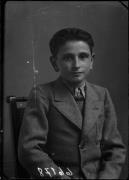 Ripresa in studio. Ritratto di un ragazzo. Informazioni nel registro (nr. 5): Smariotti Franz