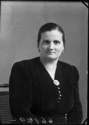 Ripresa in studio. Ritratto di una donna. Informazioni nel registro (nr. 5): Vielmi Lena