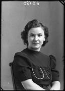 Ripresa in studio. Ritratto di una donna. Informazioni nel registro (nr. 5): Tambos Giuseppina