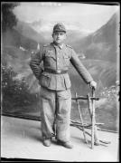 Ripresa in studio. Ritratto di un uomo in divisa. Informazioni nel registro (nr. 5): Uffz Niemand Herman, stehend
