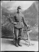 Ripresa in studio. Ritratto di un uomo in divisa. Informazioni nel registro (nr. 5): Gefr. Mantei Erich