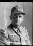 Ripresa in studio. Ritratto di un uomo in divisa. Informazioni nel registro (nr. 5): Inspektor Gregor Hans