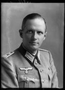 ripresa in studio (Positivo) di Fotostudio Waldmüller (1945/05/01 - 1945/05/31)