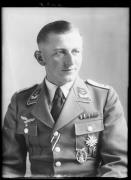 ripresa in studio (Positivo) di Fotostudio Waldmüller (1945/05/01 - 1945/05/31)