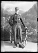 ripresa in studio (Positivo) di Fotostudio Waldmüller (1945/05/01 - 1945/05/31)