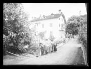 Ripresa in esterno. Ritratto di gruppo di sei persone,  tre donne e tre uomini davanti a una casa. Informazione nel registro [nr. 4]: Dorfer Johann (Haus)