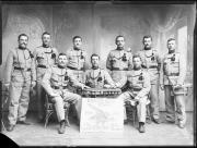 Ripresa in studio. Ritratto di gruppo di soldati in unforme con una lavagna con la scritta 