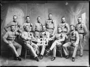 Ripresa in studio. Ritratto di gruppo di undici uomini in uniforme con il numero 