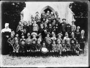 Ripresa in esterno. Ritratto di  gruppo di 49 bambini e una suora