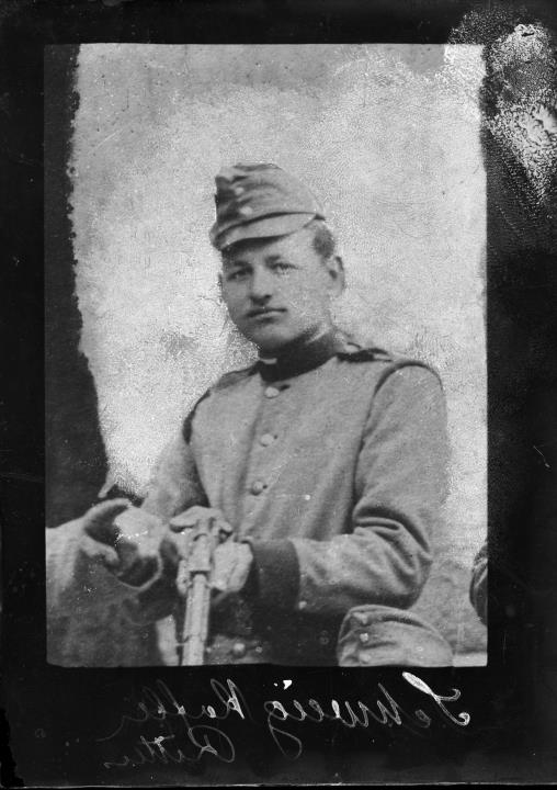 Riproduzione. Ritratto di un soldato Schweigkofler (Renon), frammento di una foto più grande.