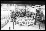 Ripresa interno. Ritratto di gruppo delle avoratrici e lavoratori in un atrio dell'Obstgenossenschaft Gries