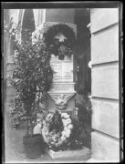 Ripresa in esterno. Lapide delle famiglie Bederlunger, Waldmüller, Silbernagl [Josef Bederlunger morto il 18.12.1868; Maria Bederlunger morta il 12.06.1872; Elisabeth Bederlunger morta il 01.05.1853; Peter Bederlunger morto il 04.05.1953; Anna Sibernagl Waldmüller nata il 13.07.1878 e morta il  26.06.1922