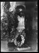 Ripresa in esterno. Lapide delle famiglie Bederlunger, Waldmüller, Silbernagl [Josef Bederlunger morto il 18.12.1868; Maria Bederlunger morta il 12.06.1872; Elisabeth Bederlunger morta il 01.05.1853; Peter Bederlunger morto il 04.05.1953; Anna Sibernagl Waldmüller nata il 13.07.1878 e morta il  26.06.1922