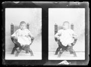 Ripresa in studio. Due ritratti di un bambino su una poltrona, uno con viso sfocato per colpa del movimento della testa